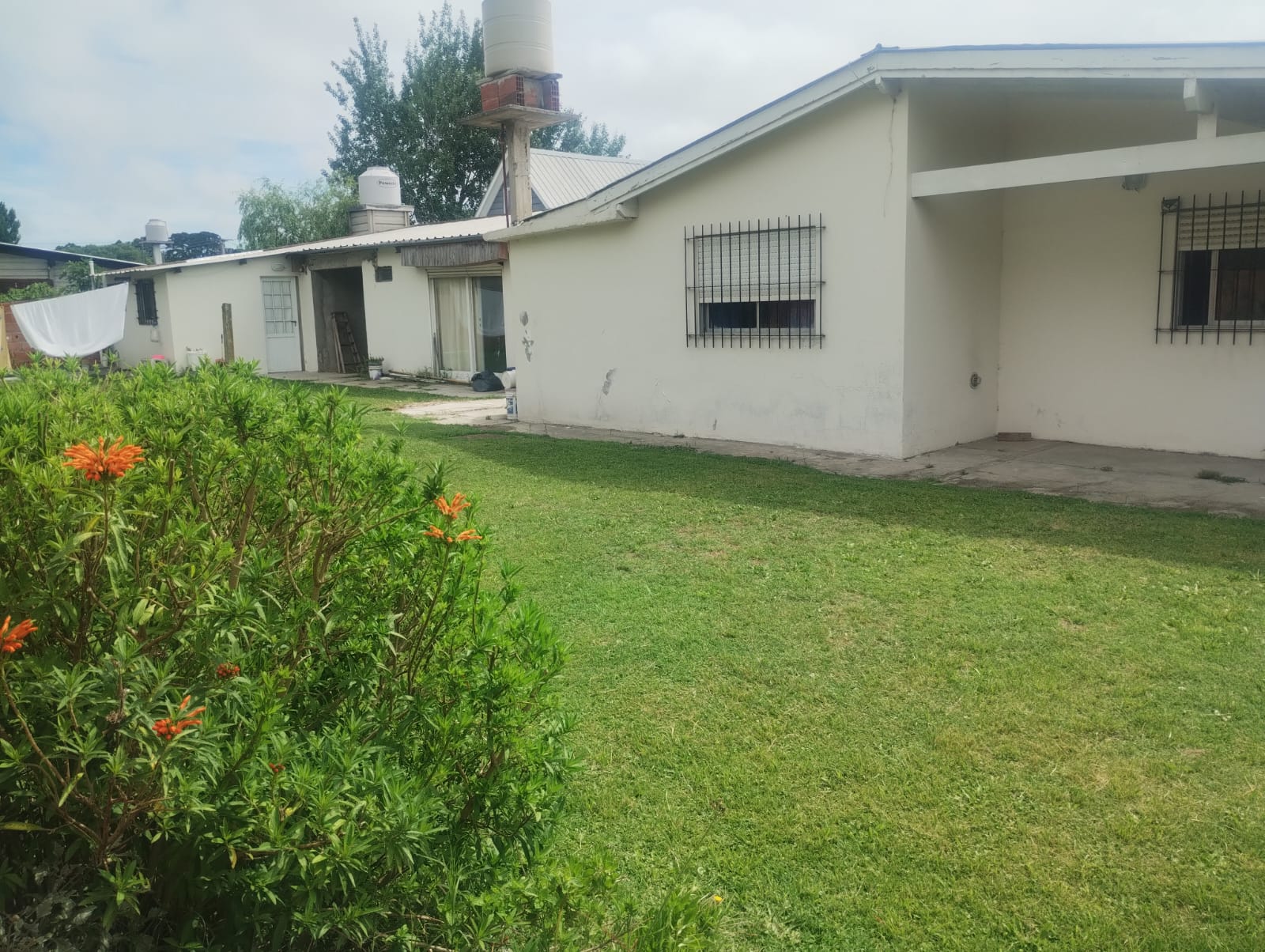 Gran casa 3 ambientes con jardín y estacionamiento