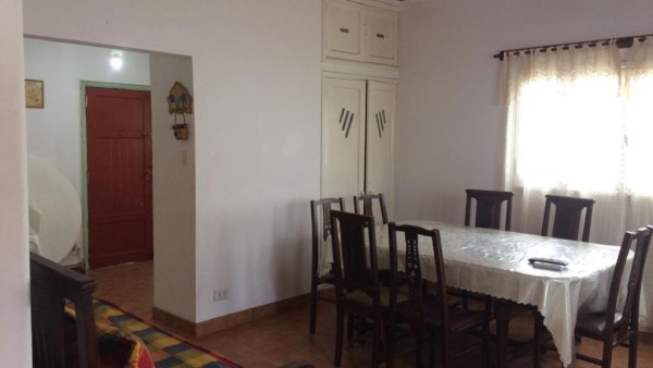 Amplia casa con fondo y estacionamiento a metros del mar